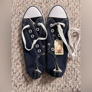 NWT Navy Blue Low Top Converse Chuck Taylor’s - Size 6 men’s, Women’s 7.5
